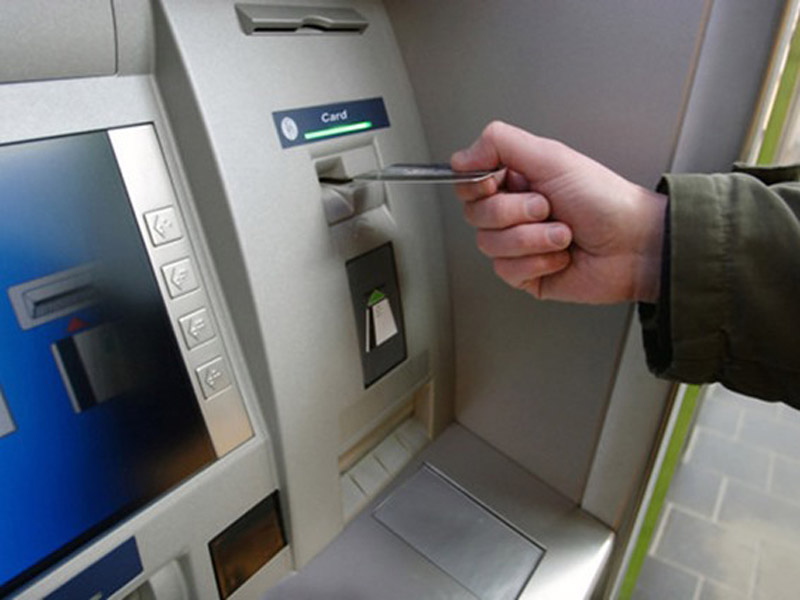 ماكينة صراف آلي ATM وخطوات السحب منها
