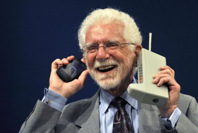من هو مخترع الهاتف المحمول؟ ونبذة عن حياته