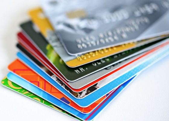 تسديد مستحقات البطاقة الائتمانية وفترة السماح وعقوبة عدم السداد