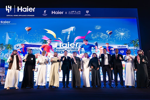 المهندس حسين بن منيع العباس السادس من اليمين، مدير الشؤون الفنية في بلدية الخبر، برفقة مسؤولي البلدية في متجر هاير المؤقت بالدمام